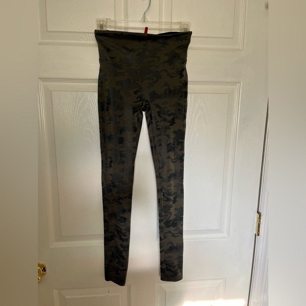 SpanX size S/P camouflage color leggings